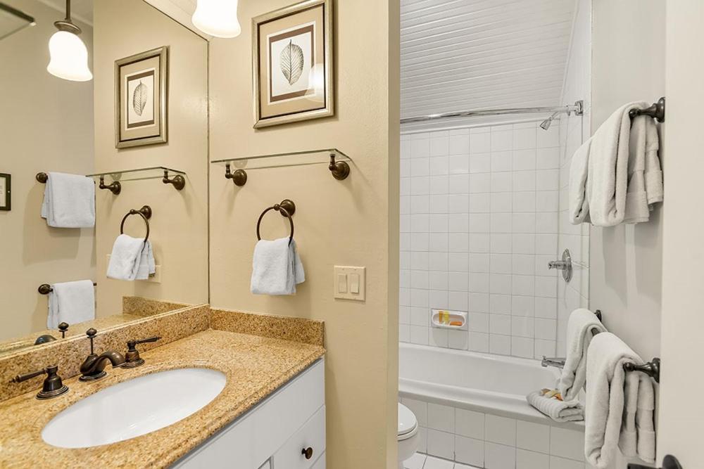 Independence Square 213, Spacious Hotel Room With 2 Queen Beds, Wet Bar, And Sitting Area Aspen Eksteriør billede
