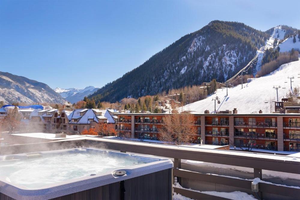 Independence Square 213, Spacious Hotel Room With 2 Queen Beds, Wet Bar, And Sitting Area Aspen Eksteriør billede