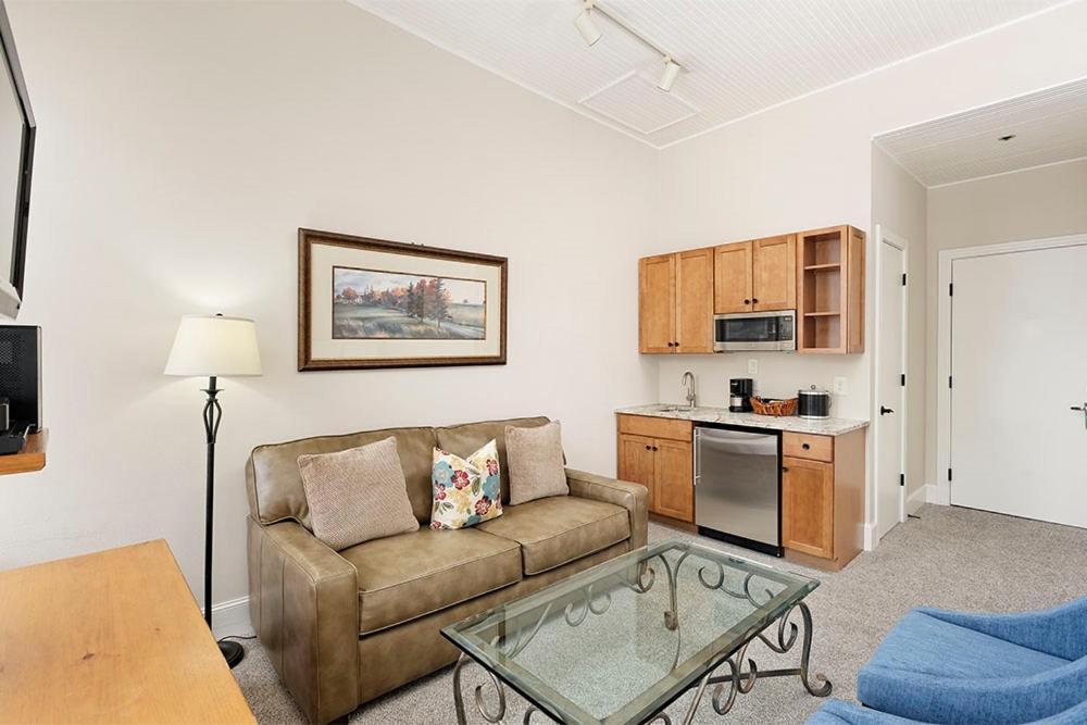 Independence Square 213, Spacious Hotel Room With 2 Queen Beds, Wet Bar, And Sitting Area Aspen Eksteriør billede