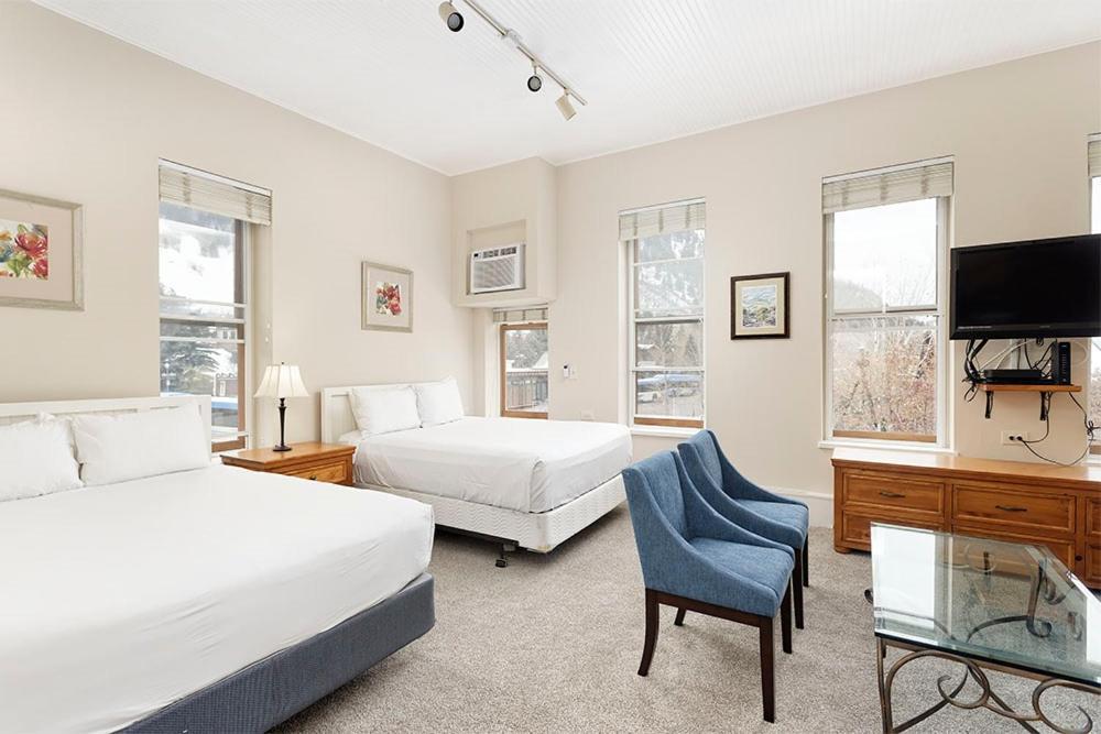 Independence Square 213, Spacious Hotel Room With 2 Queen Beds, Wet Bar, And Sitting Area Aspen Eksteriør billede